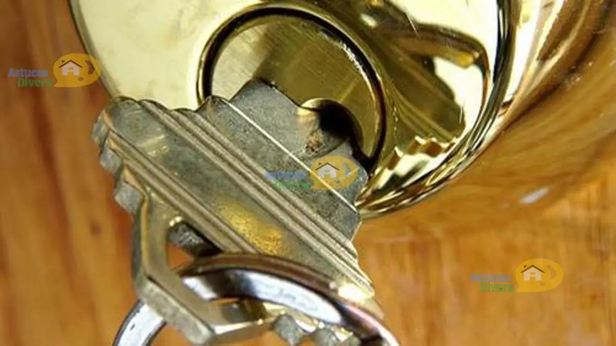 Comment Enlever Une Clé Coincée Dans La Serrure Clé Coincée dans la Serrure : Astuce Efficace pour l’Enlever en 1 Minute
